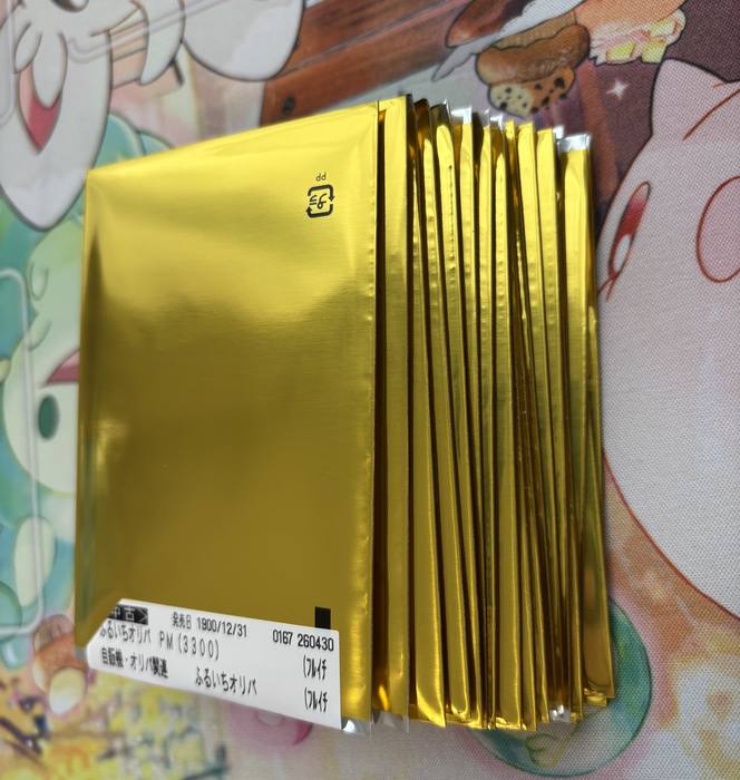 購入した18口のオリパ。金色のメタリック包装でずらり並ぶ